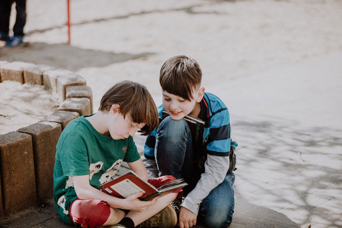 Lesen im Pausenhof